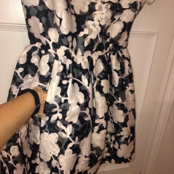Black & White Floral Short Sleeve Dress - Picture 5 of 10